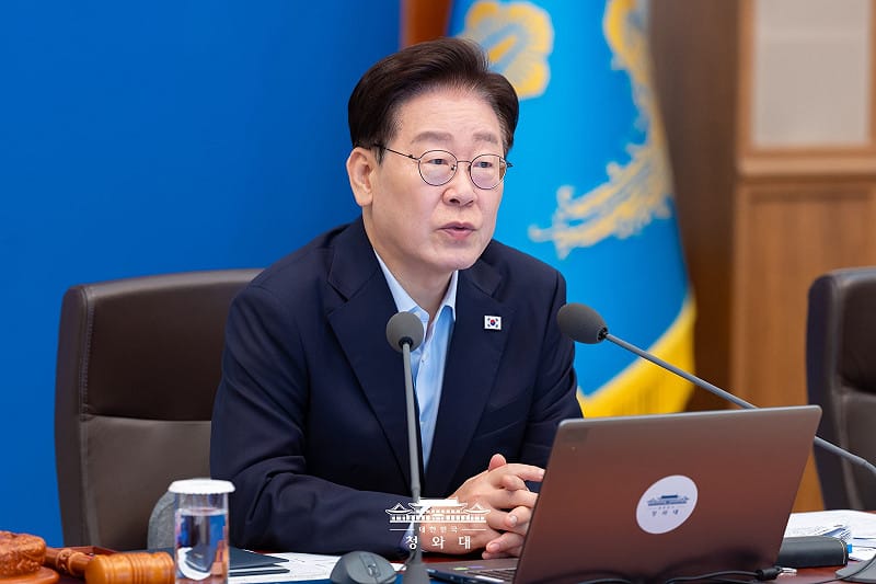  韓國總統李在明針對警紀鬆弛及治安責任問題，要求警方「權限有多大，責任就應有多重」，並指示研擬改革及具體改善方案。 圖：翻攝自青瓦台官網 
