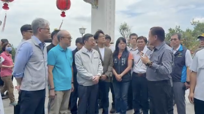 卓榮泰與沈伯洋前去了解指南宮狀況。 圖:廟方提供 卓榮泰與沈伯洋前去了解指南宮狀況。 圖:廟方提供