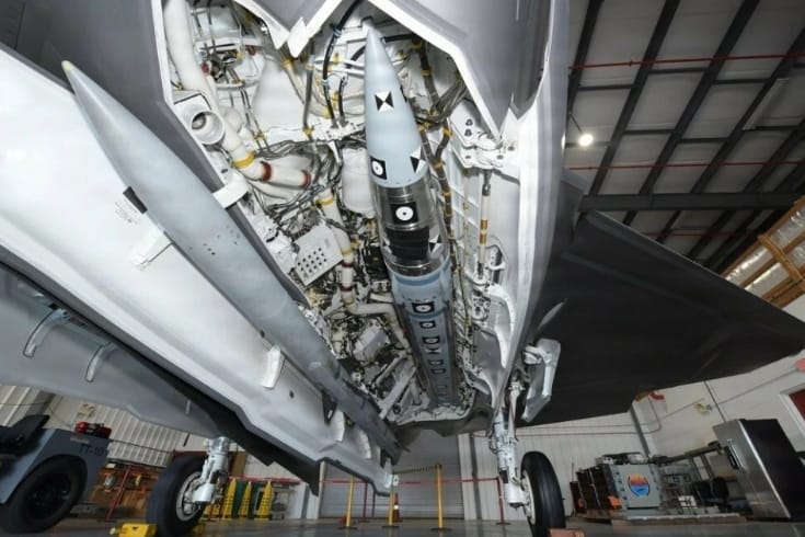  美軍F-35C 隱形戰機彈筴艙內掛載新型惡意空空飛彈。 圖 : 翻攝自零度 Military 