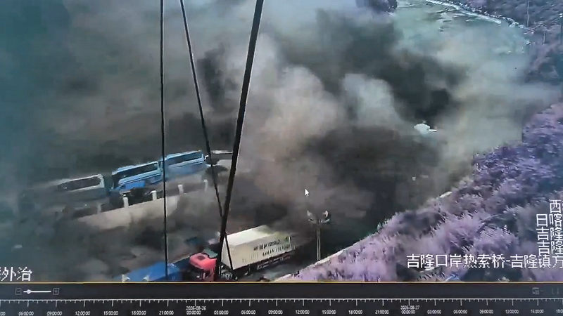  監視器畫面紀錄下土石流發生瞬間，建築與周邊車輛遭淹埋。 圖:翻攝自 X @maxpen777 