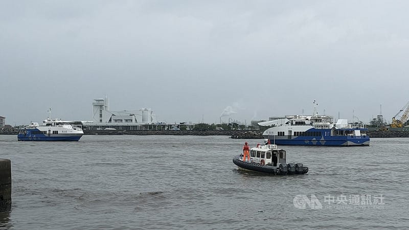 從屏東東港出發，原定開往小琉球的東琉線藍白航運1號客船（後右）26日中午在東港航道附近擱淺，業者出動自家藍白航運3號船（後左）前往協助拖帶。中央社記者李卉婷攝　115年8月26日&nbsp;&nbsp;&nbsp;