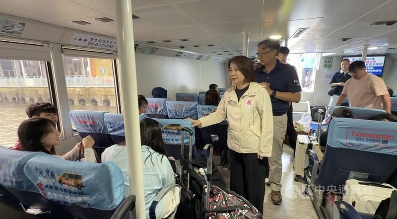 東琉線藍白航運1號客船26日中午意外擱淺，歷經3個多小時後，船上146人全數平安脫困，屏東縣長周春米（前中）等人趕到現場關心旅客情形。中央社記者李卉婷攝　115年8月26日&nbsp;&nbsp;&nbsp;