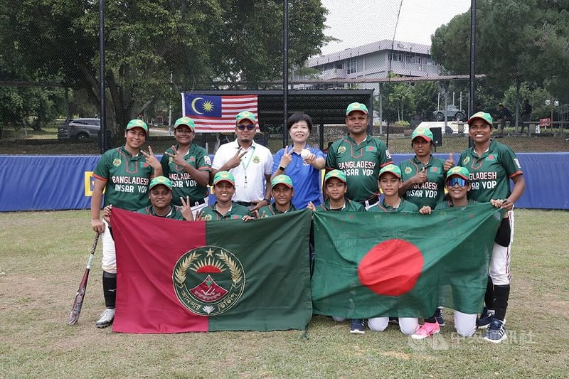 孟加拉Ansar & VDP女子棒球隊12日起在馬來西亞參加為期5天的「2026年馬來西亞女子棒球錦標賽」，台灣國際棒球裁判劉柏君（後排中）與孟加拉球員及教練合影。圖為115年8月13日拍攝。中央社記者黃自強吉隆坡攝　115年8月26日&nbsp;&nbsp;&nbsp;