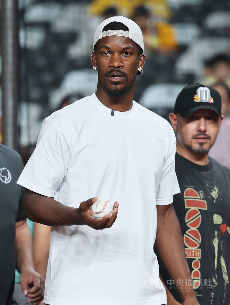 美國職籃NBA球星吉米．巴特勒（Jimmy Butler）（前）26日意外現身台北大巨蛋，在中職例行賽前參觀球場，也成了場邊關注焦點。中央社記者趙世勳攝 115年8月26日&nbsp;&nbsp;&nbsp;