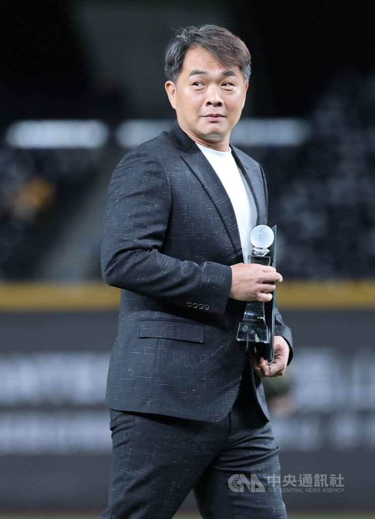 中華職棒中信兄弟隊領隊彭政閔（圖）26日正式進入台灣棒球名人堂，晚間在台北大巨蛋例行賽前的入堂儀式上接過獎座與證書。中央社記者趙世勳攝　115年8月26日&nbsp;&nbsp;&nbsp;