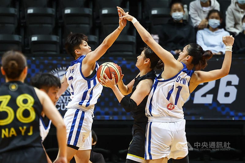 2026第45屆新北威廉瓊斯盃國際籃球邀請賽女子組賽事26日在新莊體育館開打，台灣藍隊首戰交手韓國隊，台灣藍球員祭出包夾嚴防對手。中央社記者王騰毅攝  115年8月26日&nbsp;&nbsp;&nbsp;