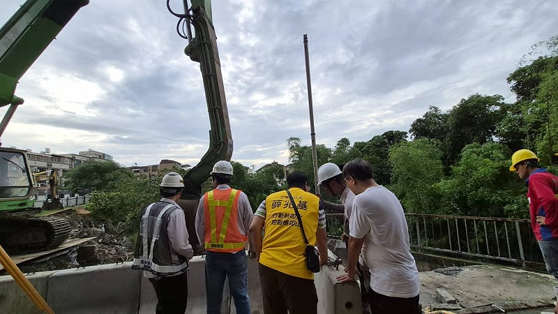 薛兆基(左三)追蹤大樓鄰近護岸及路基掏空後的補強情形。&nbsp;&nbsp;&nbsp;:	 圖：薛兆基競辦／提供