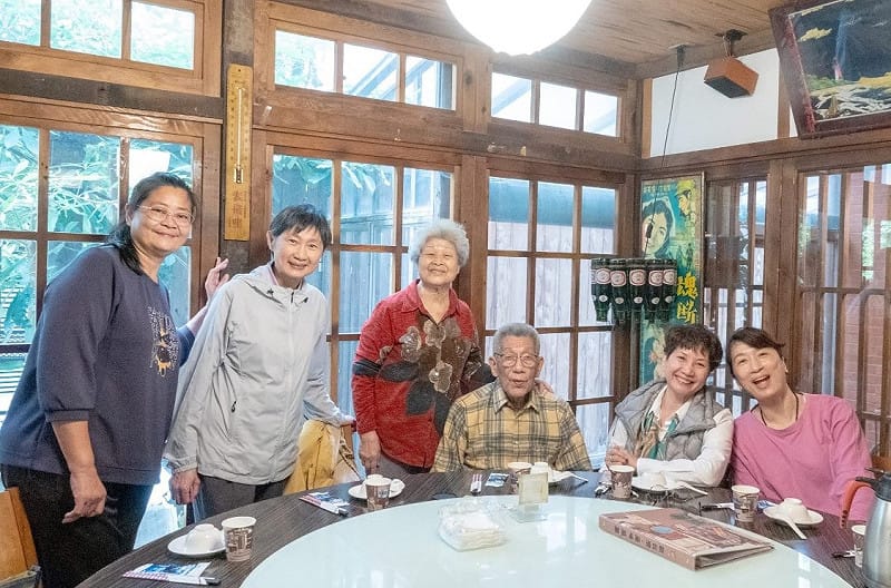 劉錦池(右三)去年還和學生一起過聖誕節，不久即意外昏迷、臥床。&nbsp;&nbsp;&nbsp;圖：取自劉錦池臉書