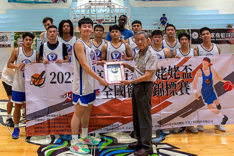 劉錦池(前右)頒獎給姥姥杯籃球賽優勝隊伍。&nbsp;&nbsp;&nbsp;圖：取自劉錦池臉書