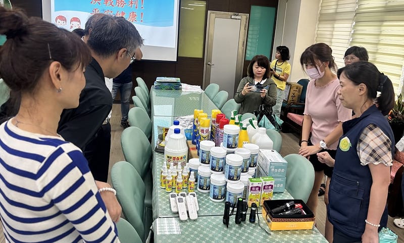 李懷仁(左二)了解校園環境清消、積水巡查及防疫物資準備等工作。&nbsp;&nbsp;&nbsp;圖：高雄市教育局／提供
