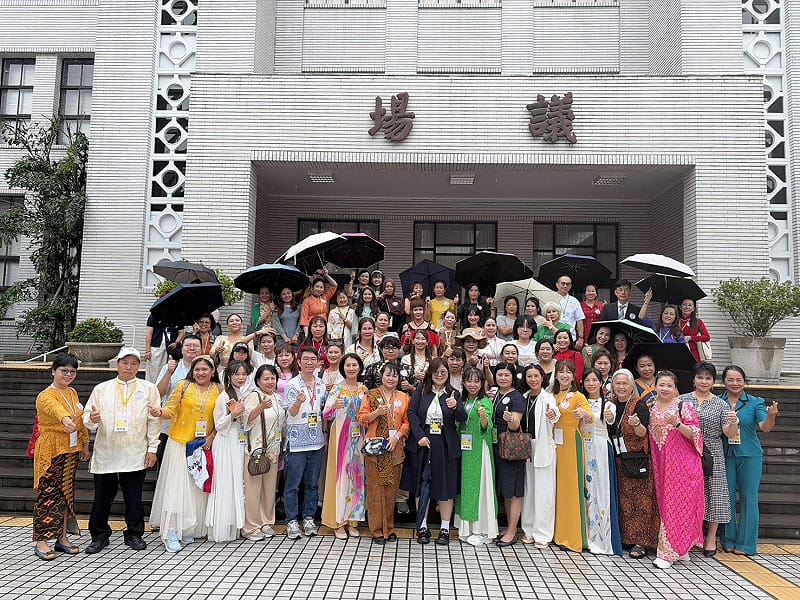  民進黨率新住民實地走訪立法院議場及院區 圖：民進黨提供 
