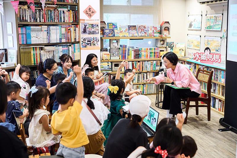 許秀美回憶到，「綠書店」4月時在中和四號公園舉辦獨立書店市集「淼渺書市集」時，特別邀請蘇巧慧到現場和大小朋友說故事。&nbsp;&nbsp;&nbsp;圖：翻攝蘇巧慧臉書粉專