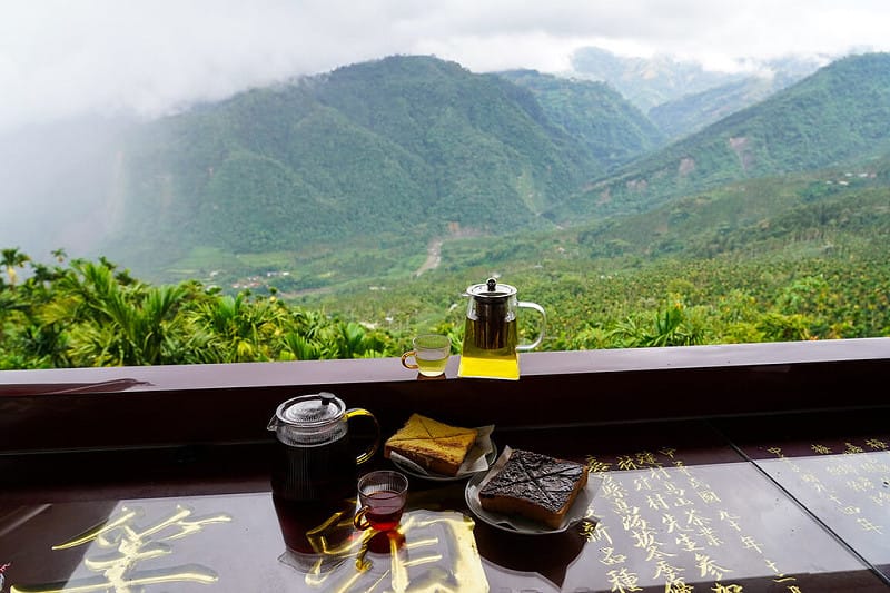 嘉義縣梅山太興村除有黃頭鷺「萬鷺朝鳳」奇景，也有豐富的茶文化與山林景致，文觀局指出，多家茶農提供餐點與茶體驗，讓遊客享受悠閒的山間午後。（嘉義縣文觀局提供）中央社記者蔡智明傳真　115年8月27日&nbsp;&nbsp;&nbsp;