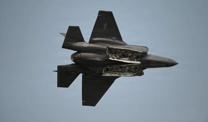 美軍隱形戰機打開彈筴艙。&nbsp;&nbsp;&nbsp;圖 : 翻攝自零度Military