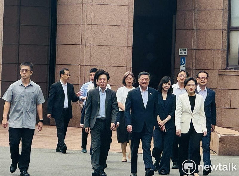 行政院長卓榮泰等一行人從辦公大樓走向中元普渡拜拜現場。&nbsp;&nbsp;&nbsp;圖：謝莉慧/攝