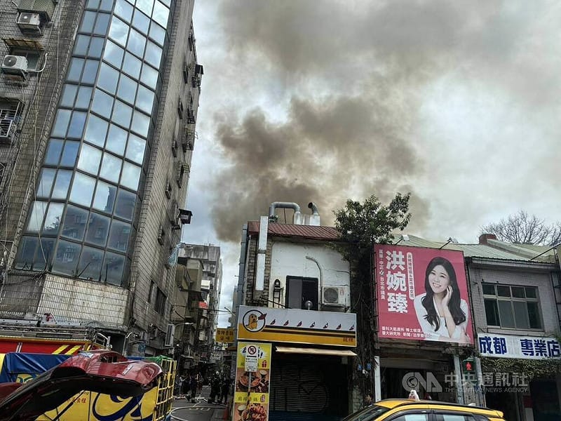 西門町商圈附近巷弄27日上午發生火警，台北市警消派大批人車趕赴現場發現，起火地點位於餐廳後方，火勢30分鐘內撲滅，起火原因待查。（翻攝照片）中央社記者劉建邦傳真　115年8月27日&nbsp;&nbsp;&nbsp;
