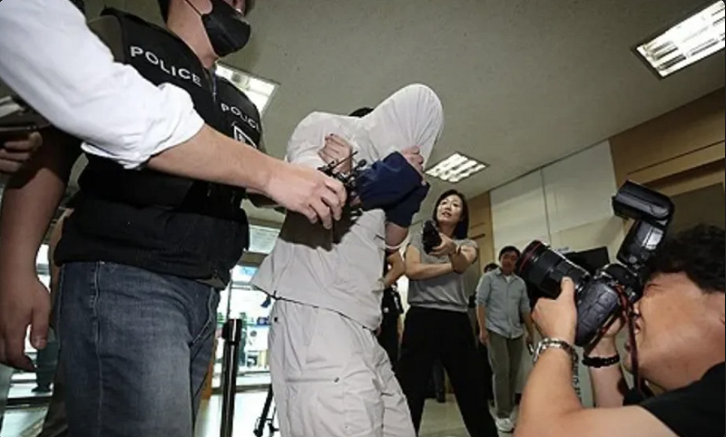 嫌疑人鄭某27日上午遭警方押解至大邱地方法院，接受逮捕前嫌疑人訊問。&nbsp;&nbsp;&nbsp;圖：翻攝自 騰訊網/揚眼