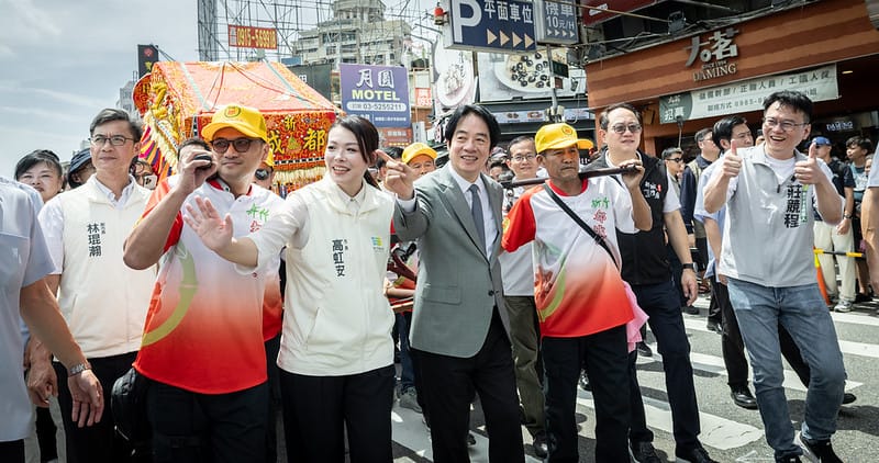  賴清德、高虹安、莊競程出席新竹都城隍廟「竹塹中元城隍祭-奉旨遶境賑孤」團拜起駕儀式。 圖：總統府提供 
