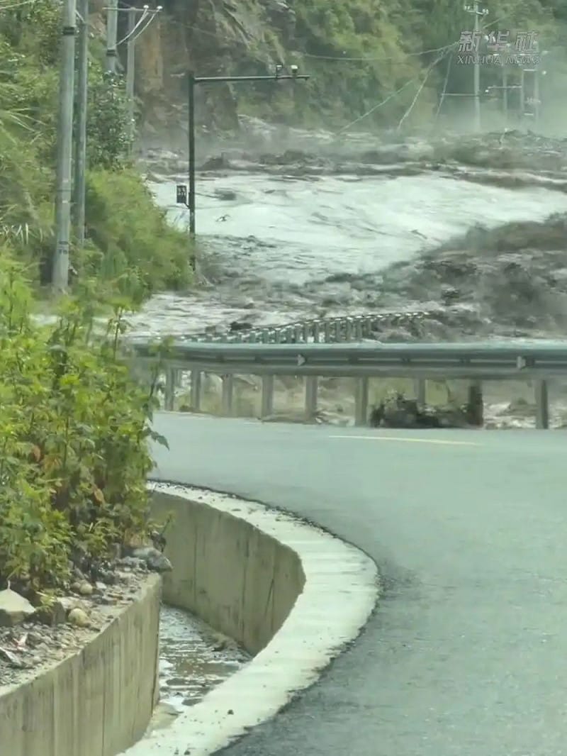 土石流自西藏一側河流溢出,民眾拍下道路遭洪水淹沒的驚悚畫面。 圖:翻攝自百度 土石流自西藏一側河流溢出,民眾拍下道路遭洪水淹沒的驚悚畫面。 圖:翻攝自百度