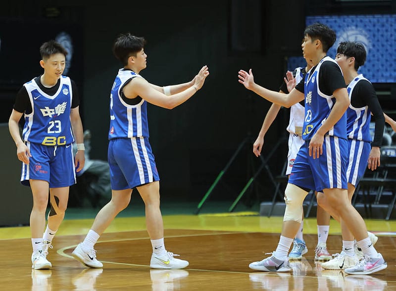 2026第45屆新北威廉瓊斯盃國際籃球邀請賽女子組台灣藍隊27日第2戰交手泰國隊，台灣藍陣中羅蘋（左2）在比賽末節三分球出手得分，與隊友開心擊掌。中央社記者趙世勳攝　115年8月27日&nbsp;&nbsp;&nbsp;