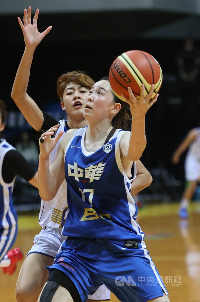 2026第45屆新北威廉瓊斯盃國際籃球邀請賽女子組台灣藍隊27日循環賽第2戰與泰國交手，台灣藍陣中黃鈴娟（前）整場拿下14分外帶5籃板2助攻，助隊以120比25輕取對手。中央社記者趙世勳攝　115年8月27日&nbsp;&nbsp;&nbsp;