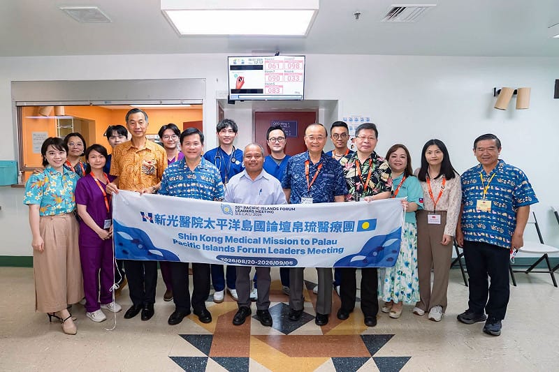  林佳龍在帛琉副總統兼衛生部長歐宜樓（Raynold Oilouch）的接待下，前往帛琉國家醫院參訪。 圖：翻攝自林佳龍臉書 