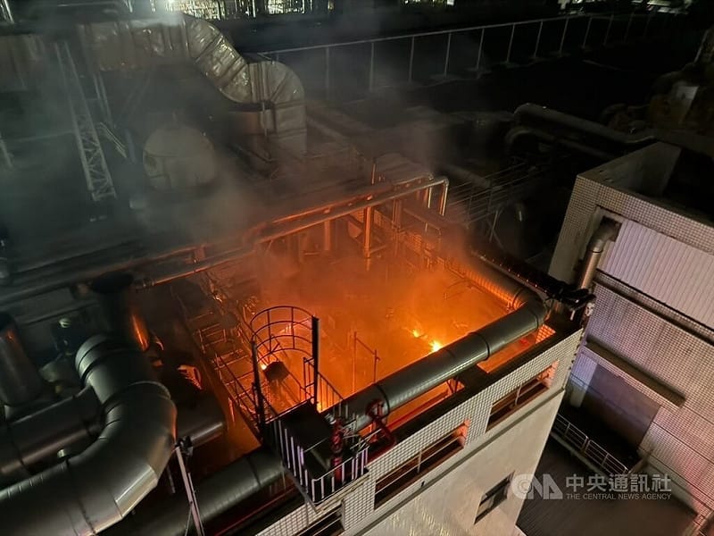 晶圓代工廠世界先進位於桃園市蘆竹區的晶圓三廠27日晚間發生大火，廠方緊急疏散200餘名員工、無人傷亡。（翻攝照片）中央社記者葉臻傳真　115年8月28日&nbsp;&nbsp;&nbsp;