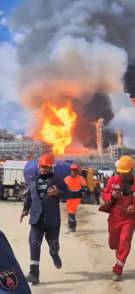 阿穆爾天然氣處理廠遭烏軍擊中爆炸,現場工人驚慌逃竄。 圖:翻攝自 X @anno1540 阿穆爾天然氣處理廠遭烏軍擊中爆炸,現場工人驚慌逃竄。 圖:翻攝自 X @anno1540