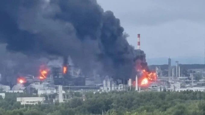 俄國第四大煉油廠克斯特沃油廠遭烏軍空襲起火燃燒，導致俄國煉油設施幾近停擺。&nbsp;&nbsp;&nbsp;圖:翻攝自 X @Osinttechnical
