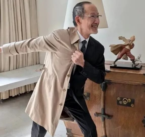 日本駐法國大使鈴木秀生就在 3 月 31 日法國總統馬克宏訪問日本前夕，因扮演法語世界的經典漫畫《丁丁歷險記》中的主人公丁丁，翻了大車。&nbsp;&nbsp;&nbsp;圖 : 翻攝自社群軟體