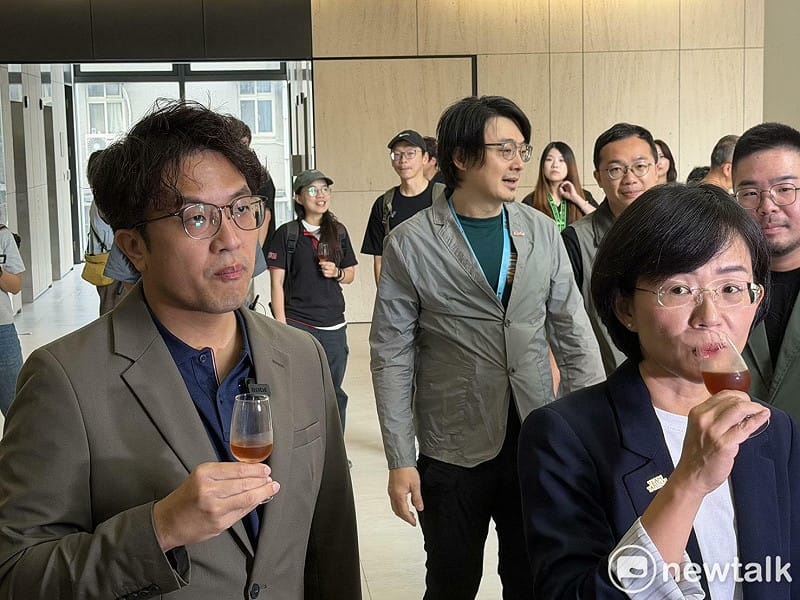  沈伯洋、蘇巧慧出席「台灣咖啡國際競標頒獎典禮」。 圖：高逸帆／攝 