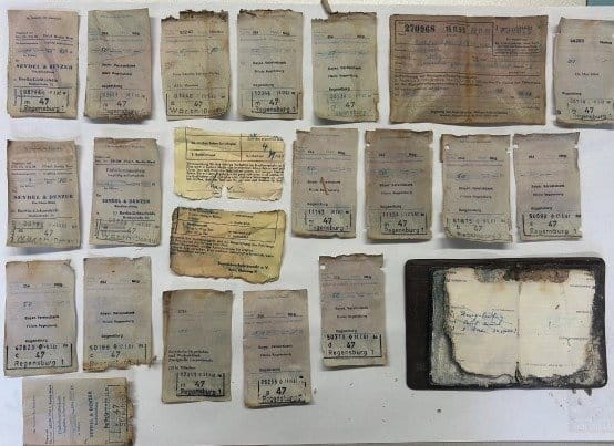 一名登山客在海拔將近 3000 公尺的蘇爾茨塔爾冰川上意外發了一個被冰封已久的背包,內部裝有冰斧、相機、哨子以及一份受潮侵蝕的文件夾。 圖:翻攝自 X @ProPolizeiOE 一名登山客在海拔將近 3000 公尺的蘇爾茨塔爾冰川上意外發了一個被冰封已久的背包,內部裝有冰斧、相機、哨子以及一份受潮侵蝕的文件夾。 圖:翻攝自 X @ProPolizeiOE