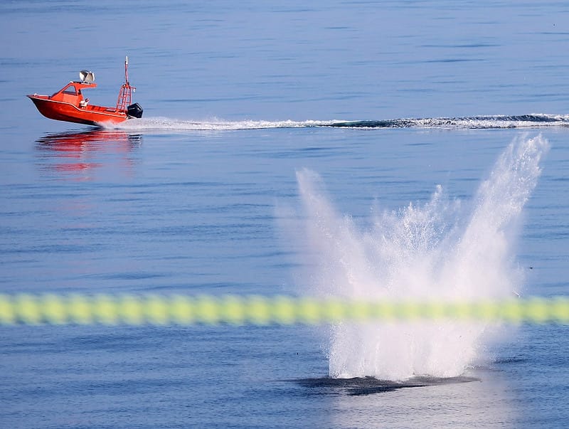 韓國軍方研發的國產中型自殺式無人機，25 日在兩棲攻擊艦「馬羅島號」（ROKS Marado）進行首次艦上發射測試，沒想到兩次試飛均告失敗，兩架無人機先後在起飛數秒後失控墜海。 圖:翻攝自X帳號@brane_mija64426