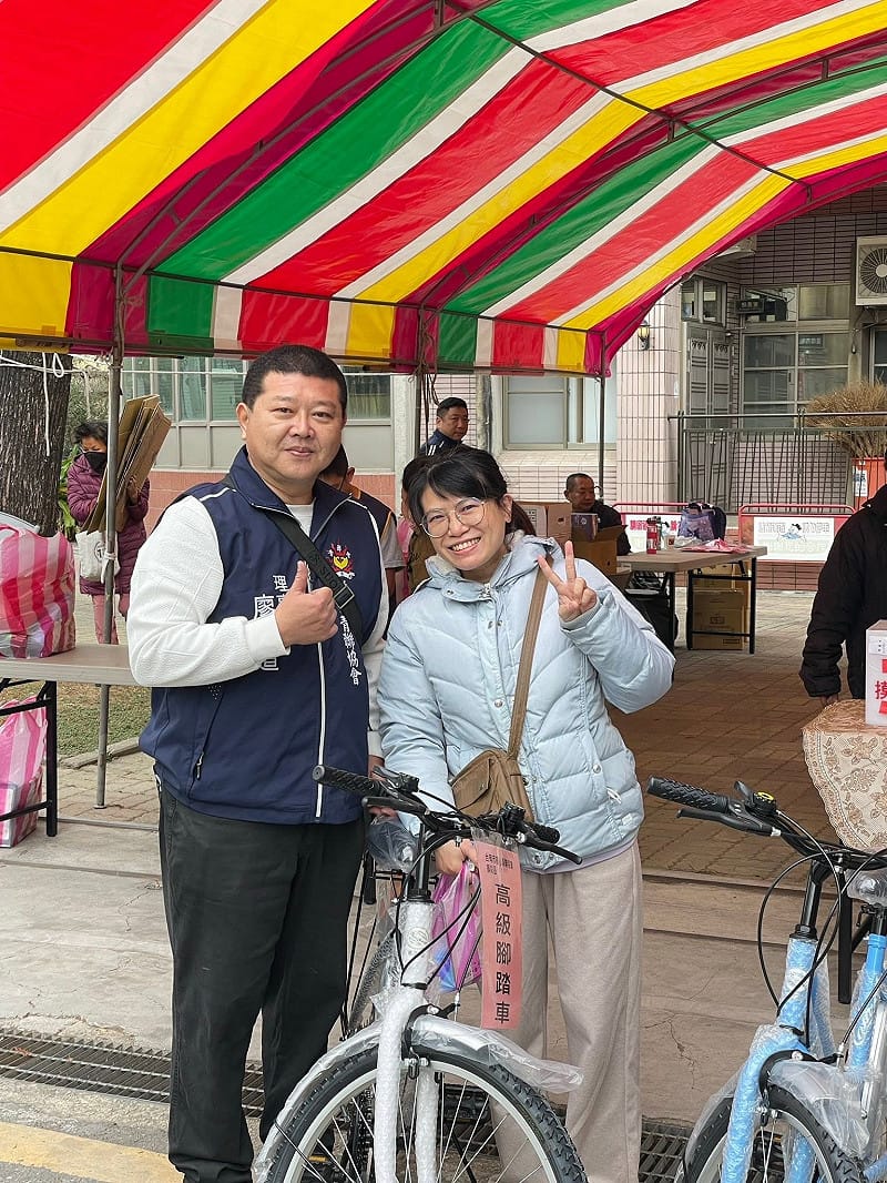 廖俊道在 2022 年以無黨籍參選獲得 8,028 票，僅以數百票差距落敗成為「落選頭」。他曾任新市區大營里長及大營社區發展協會理事長，里長任內服務口碑極佳，本次捲土重來不僅改披藍袍，更獲得藍營地方要角力挺。&nbsp;&nbsp;&nbsp;圖：翻攝廖俊道臉書