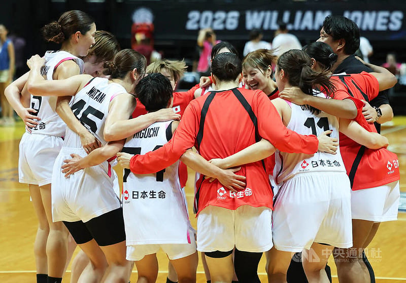 2026第45屆新北威廉瓊斯盃國際籃球邀請賽女子組日本隊（圖）28日晚間以81比65擊敗台灣白隊，成功挺進冠軍戰，球員賽後在場中開心慶祝。中央社記者趙世勳攝　115年8月28日&nbsp;&nbsp;&nbsp;