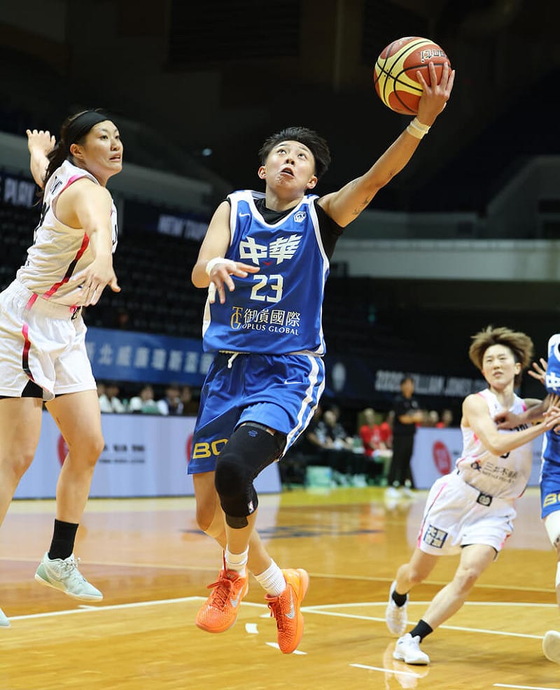 2026新北威廉瓊斯盃國際籃球邀請賽女子組台灣白隊28日迎戰日本隊，台灣白第3節攻守失序、僅拿11分，終場以65比81落敗。台灣女將張聿嵐（中）表現出色，可惜半場因傷退場。（中華民國籃球協會提供）中央社記者黎建忠傳真　115年8月28日&nbsp;&nbsp;&nbsp;