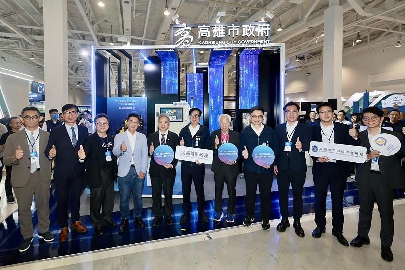 與會貴賓參觀高雄市政府主題館，了解新創以AI、智慧製造及淨零技術回應企業需求。&nbsp;&nbsp;&nbsp;圖：高雄市經發局／提供