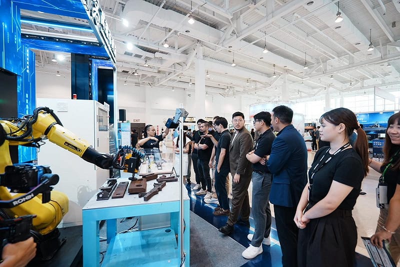 赫侖展示與中鋼機械合作的大型鑄件AI研磨解決方案，結合機器人研磨與防碰撞技術，展現新創技術落地製造現場的成果。&nbsp;&nbsp;&nbsp;圖：高雄市經發局／提供