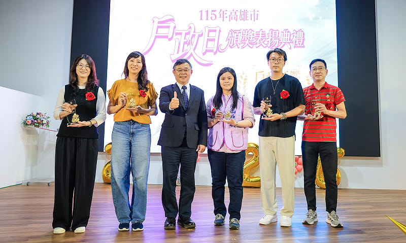 王啓川(左三)表揚高雄市績優戶政人員。&nbsp;&nbsp;&nbsp;圖：高雄市民政局／提供
