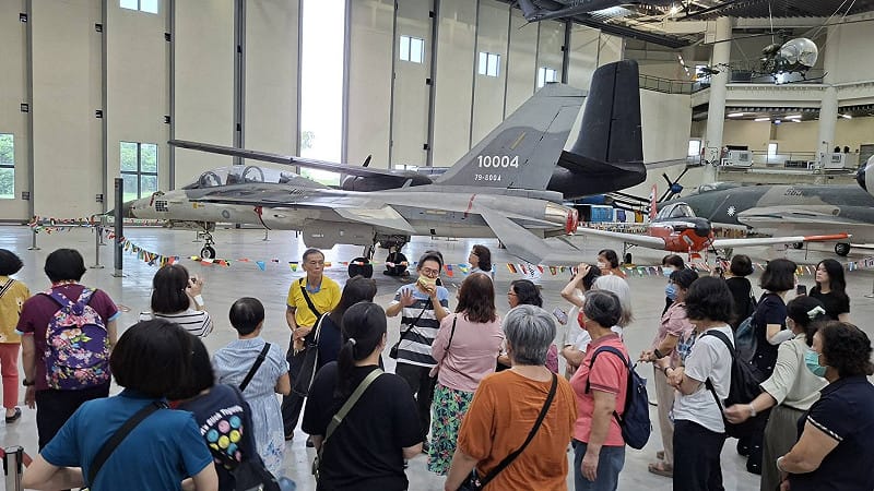 民政局安排與會人員參訪岡山「航空教育展示館」。&nbsp;&nbsp;&nbsp;圖：高雄市民政局／提供
