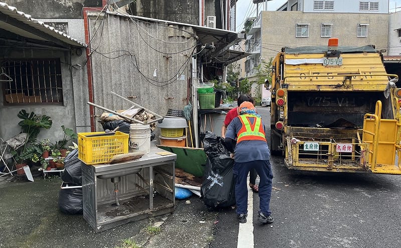 高市府防疫團隊因應岡山區本土登革熱家庭群聚疫情，擴大動員執行社區環境整頓工作。&nbsp;&nbsp;&nbsp;圖：高雄市衛生局／提供