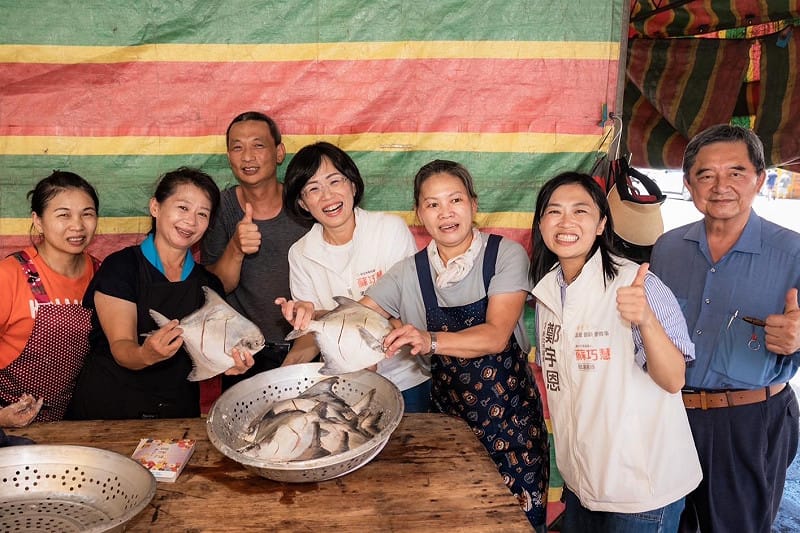  蘇巧慧遇到正在準備普渡的民眾時，民眾拿起「鯧魚」一起合照，祝福「勝選氣勢昌旺」。 圖：蘇巧慧辦公室提供 