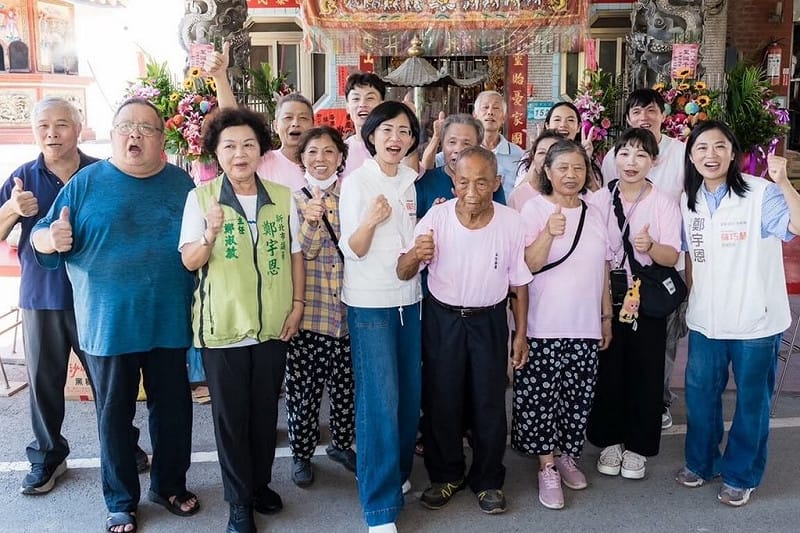 民進黨新北市長參選人蘇巧慧（前右5）29日與同黨新北市議員鄭宇恩（前右）在北海岸、八里參加多場活動，爭取民眾支持。（蘇巧慧競選辦公室提供）&nbsp;&nbsp;&nbsp;
