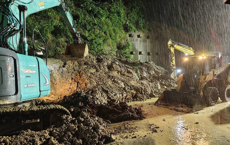 高市府28日連夜派工程人員進行緊急處置。&nbsp;&nbsp;&nbsp;圖：高雄市工務局／提供