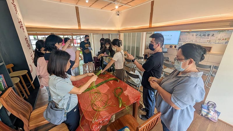 親子化身植物偵探觸摸食材水蓮。&nbsp;&nbsp;&nbsp;圖：高雄市客委會／提供