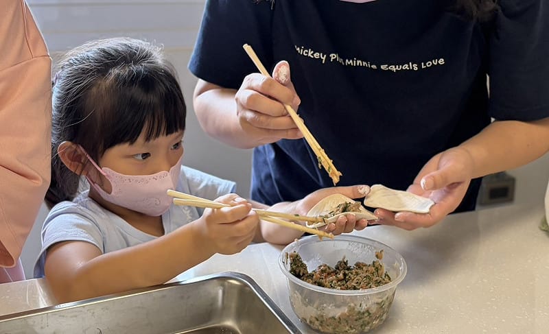 「野蓮水餃DIY」親子合力把鮮脆的野蓮丁與肉餡包進麵皮。&nbsp;&nbsp;&nbsp;圖：高雄市客委會／提供