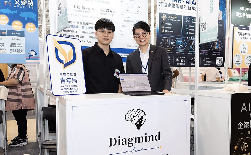 林楷軒(右)參訪「醫識通」展區，與團隊交流臨床學習平台及AI醫學教案生成系統。&nbsp;&nbsp;&nbsp;圖：高雄市青年局／提供