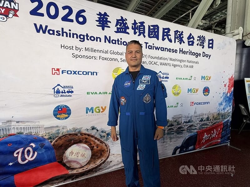 美國職棒大聯盟華盛頓國民隊台灣日29日重返華盛頓國民球場，由台灣出生的美國太空總署太空人林琪兒開球，他受訪表示，開球的緊張程度幾乎跟過去參與的太空任務有得比。 &nbsp;&nbsp;&nbsp;圖/中央社