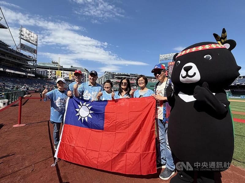美國職棒大聯盟華盛頓國民隊台灣日29日重返華盛頓國民球場，出席嘉賓包括駐美代表俞大㵢（左3）、副代表楊懿珊（左1）及僑委會委員長徐佳青（左4）等人。 &nbsp;&nbsp;&nbsp;圖/中央社