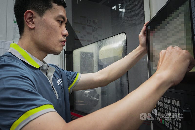 技術員李政興上士操作車銑複合機，一次即可加工完成槍機外型。中央社記者游凱翔攝 115年8月30日&nbsp;&nbsp;&nbsp;